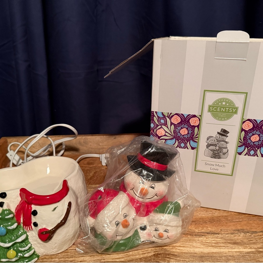Scentsy Snowman Wax Warmer - Festive White and Red
